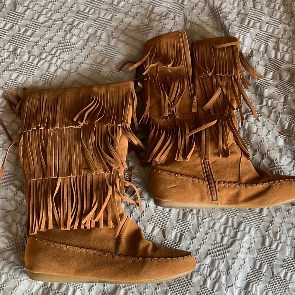 Size 9 moccasin boots